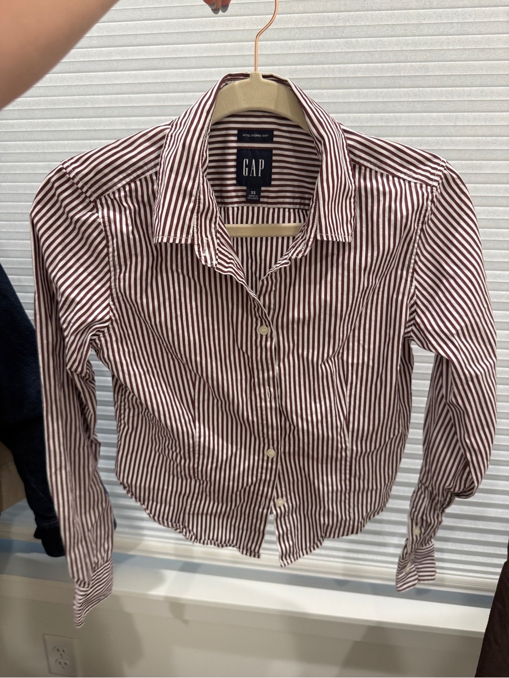 Gap Cropped, fitted button down burgundy stripe